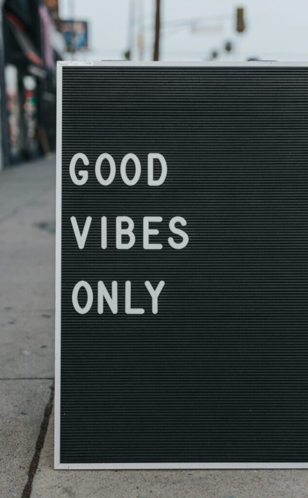 Black sign with white letters saying Good Vibes Only.